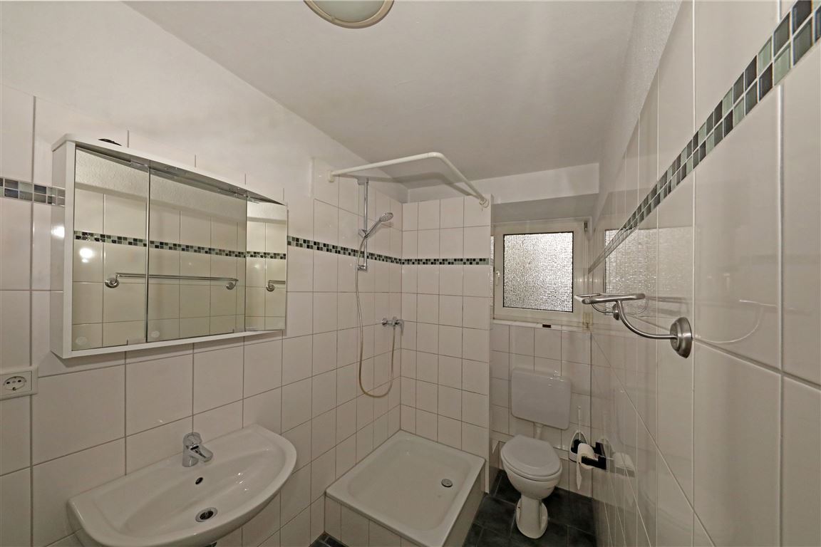 Bad mit Dusche und Fenster