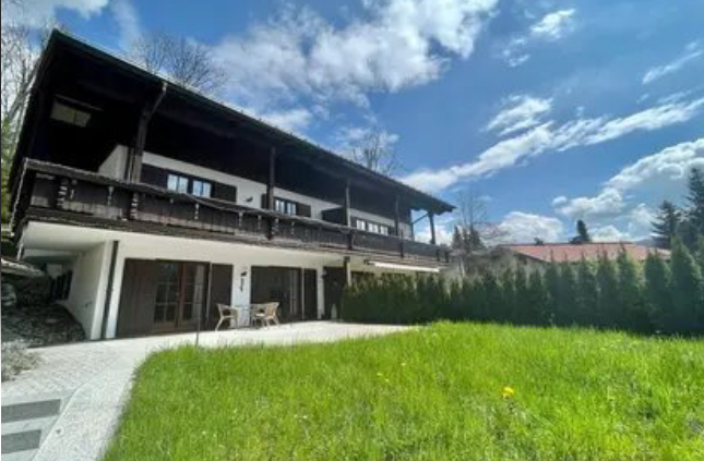 Immobilien Richter: Zeitlose Alpenkultur – Hochwertiges Mehrfamilienhaus im exklusiven Reit im Winkl 3 Hausrückansicht