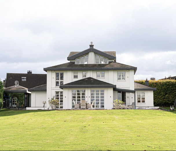 Immobilien Richter: Exklusive Villa mit parkähnlichem Gartengrundstück 2 Hausrückansicht mit Gartenfläche