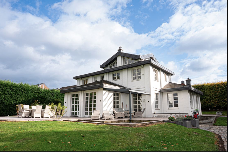 Hausseitansicht mit Terrasse