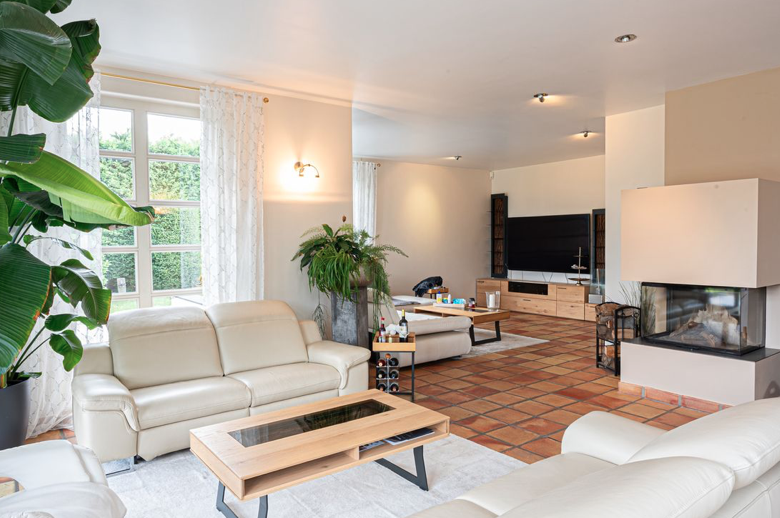 Wohnzimmer mit Kamin