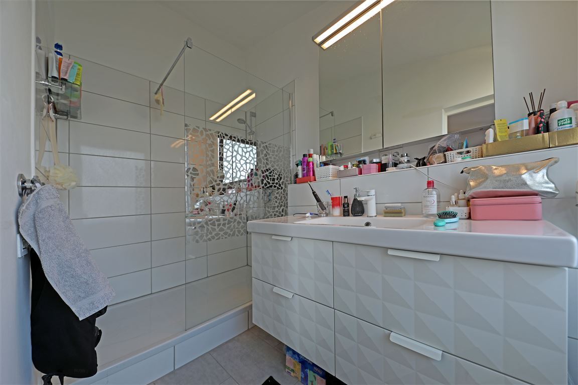 Bad mit Dusche und Fenster