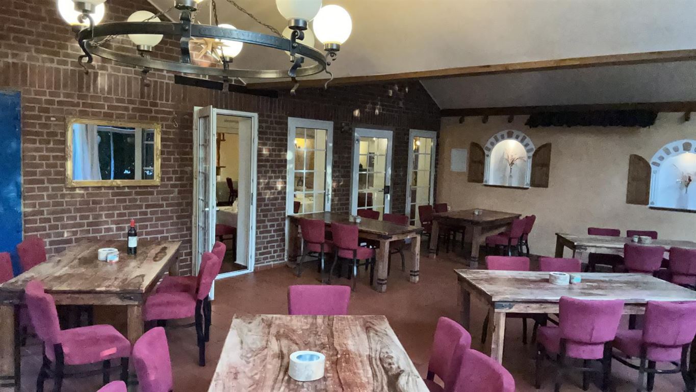 Immobilien-Richter: Gut laufendes Restaurant mit 5 Wohnungen. 64 Detail Restaurant