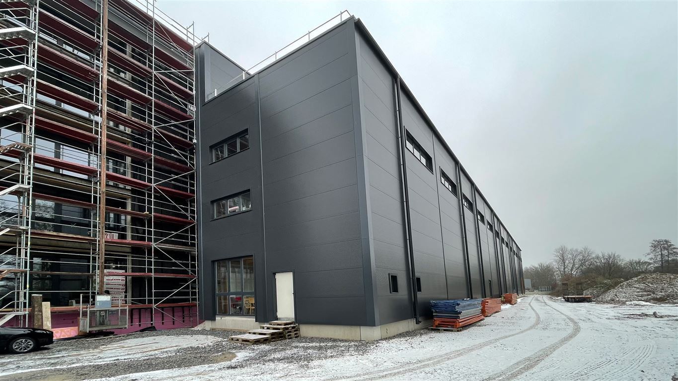 Die La¨nge der grauen Halle ist u¨ber 90 Meter