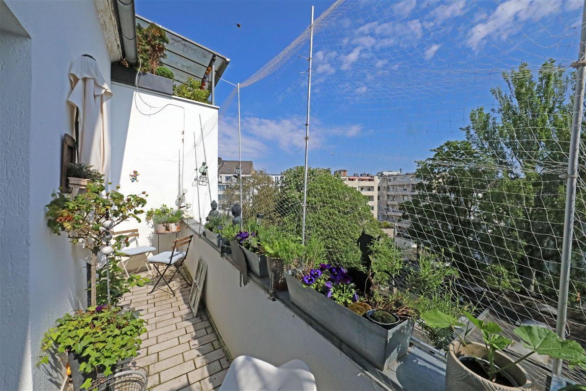 Immobilien-Richter: Frauen-WG wartet auf eine (1 !) neue Bewohnerin. 2 Balkon