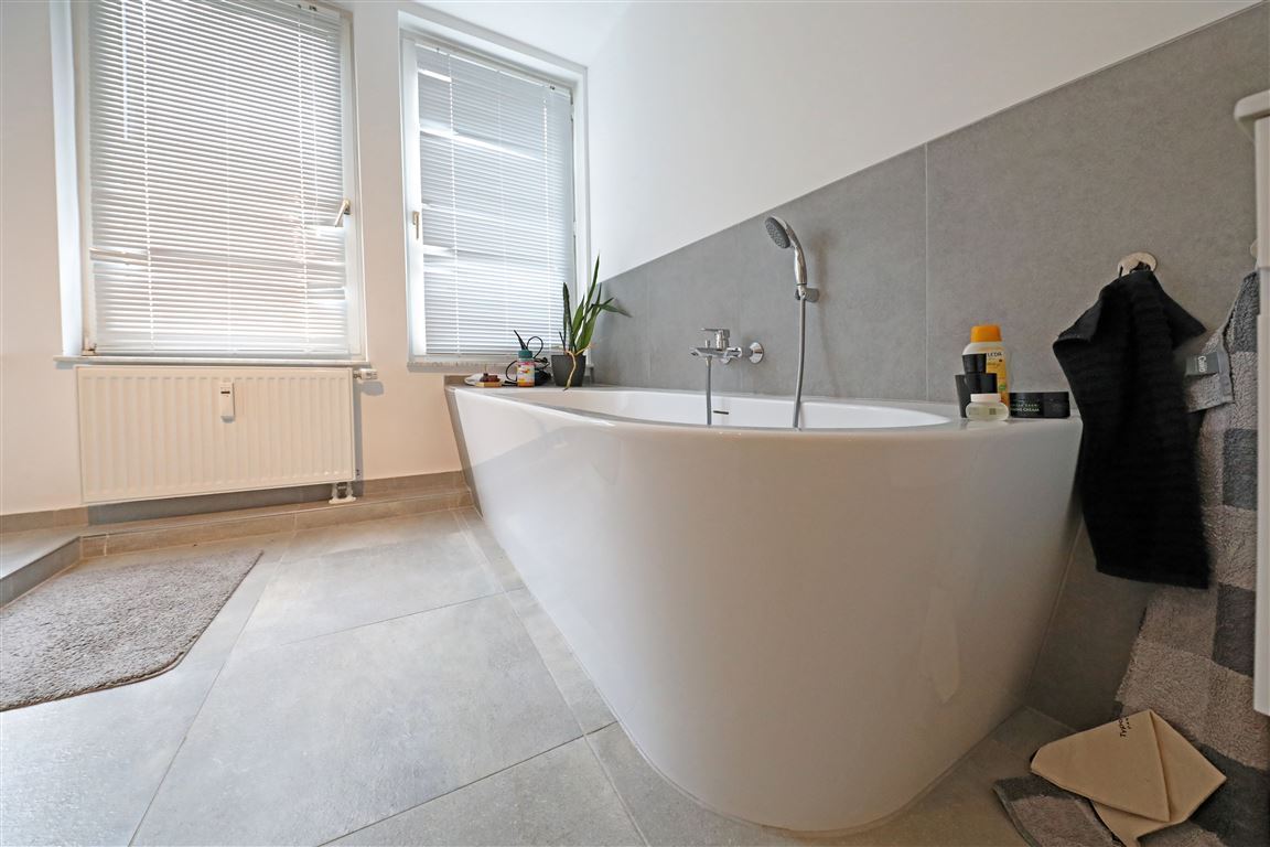 Bad mit Wanne und Dusche