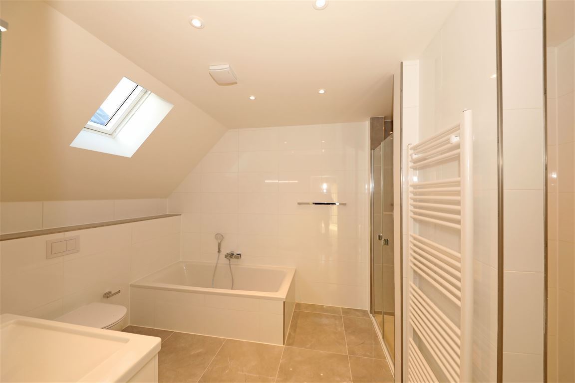 Bad mit Wanne, Dusche und Fenster