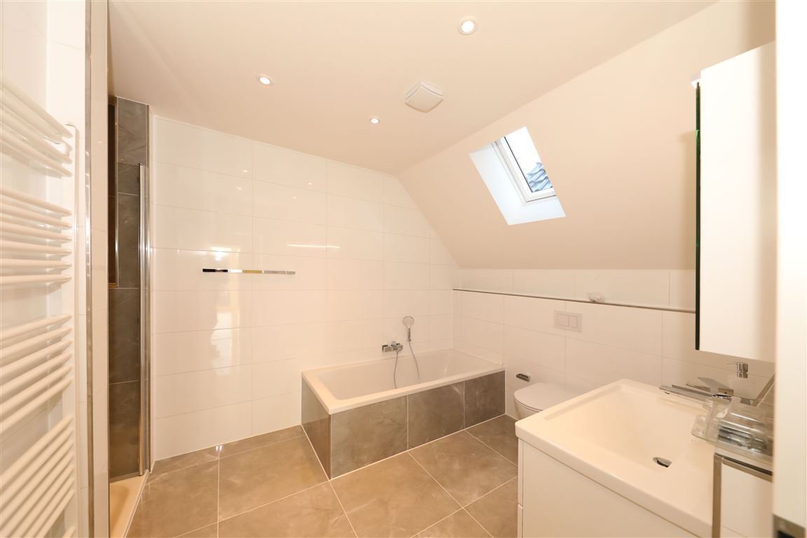 Bad mit Dusche und Wanne