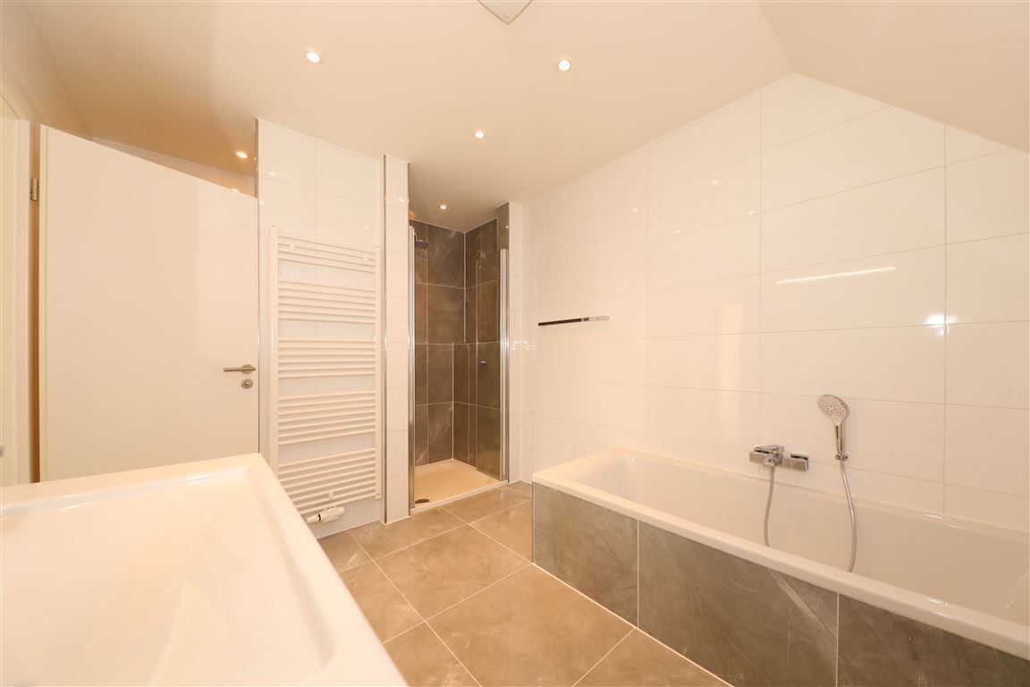 Bad mit Dusche und Wanne