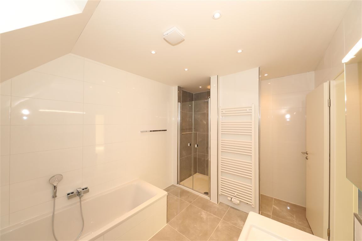 Bad mit Wanne, Dusche und Fenster