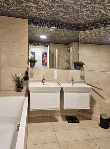 Badezimmer mit Doppelwaschbecken