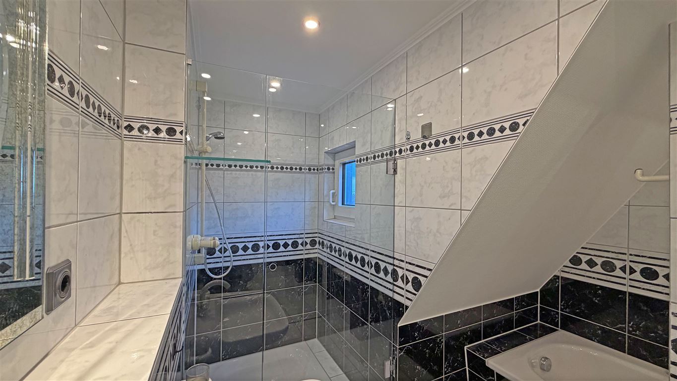 Bad mit Wanne, Dusche und Fenster