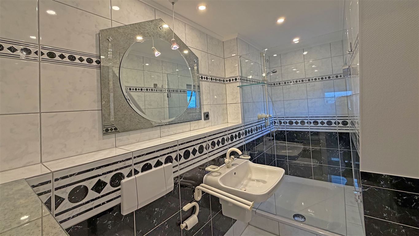 Bad mit Dusche, Wanne und Fenster