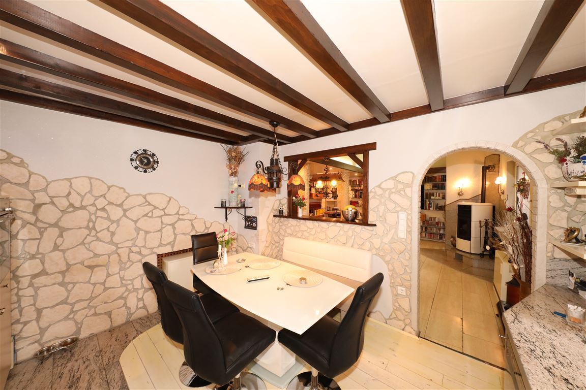 Küche mit Einbauküche