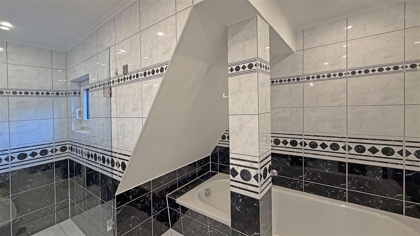 Bad mit Fenster im 7. OG