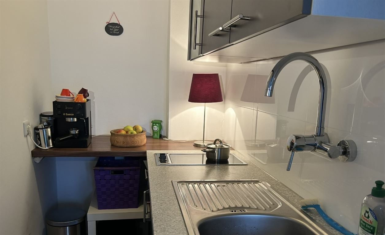 Modernisierte Kochnische mit Ceranfeld