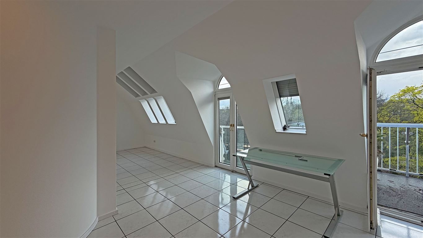 Immobilien Richter: Lichtdurchflutete Maisonette-Wohnung mit Panoramablick in Pempelfort 55 Wohnzimmer mi Balkon