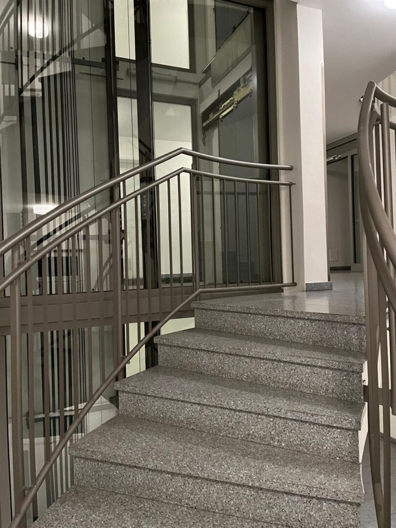 Immobilien Richter: Aufgepasst! Etagenwohnung mit Balkon in Top-Lage in Golzheim 56 Treppenhaus