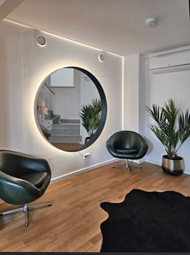 Wohnzimmer mit Holzboden