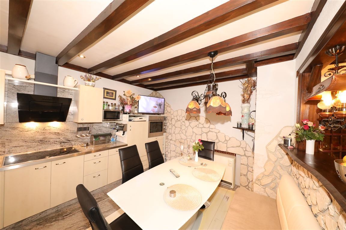 Küche mit Einbauküche