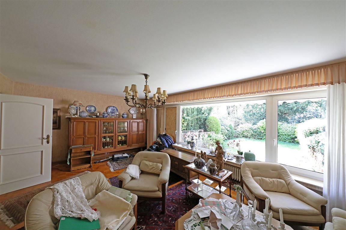 Wohnzimmer mit Terrasse und Gerten