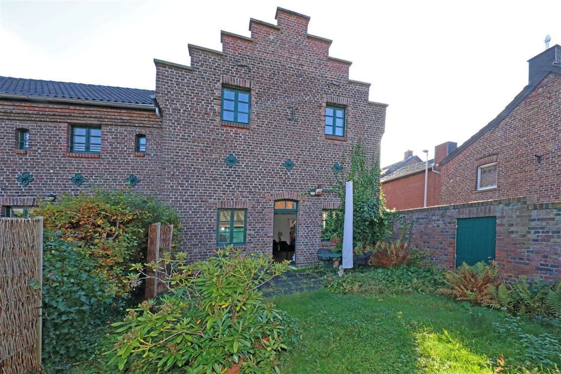 Hausrückansicht mit Garten