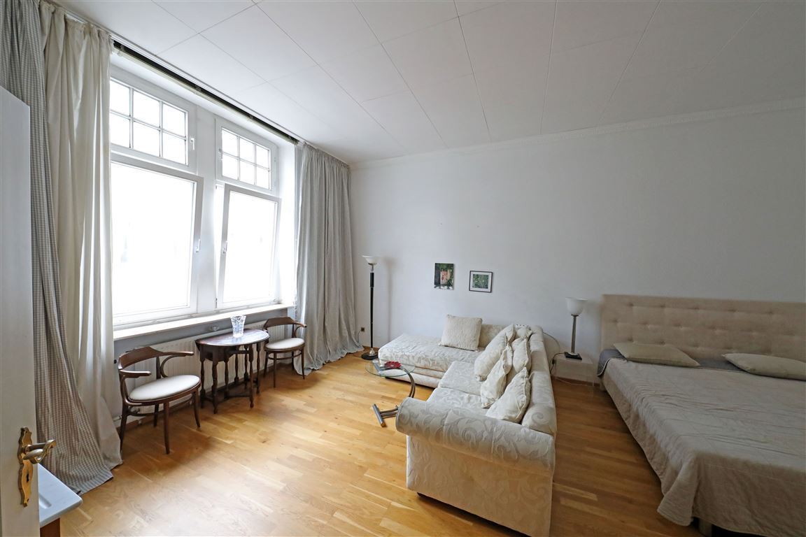 Immobilien Richter: Altbauflair in bester Lage: möblierte 1-Zimmerwohnung nahe Hofgarten 59 Wohnbereich