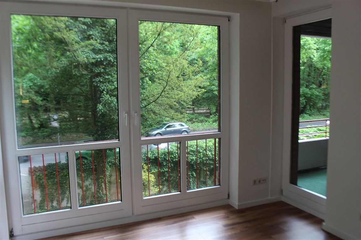 Fensterfront mit Bilck ins Grüne