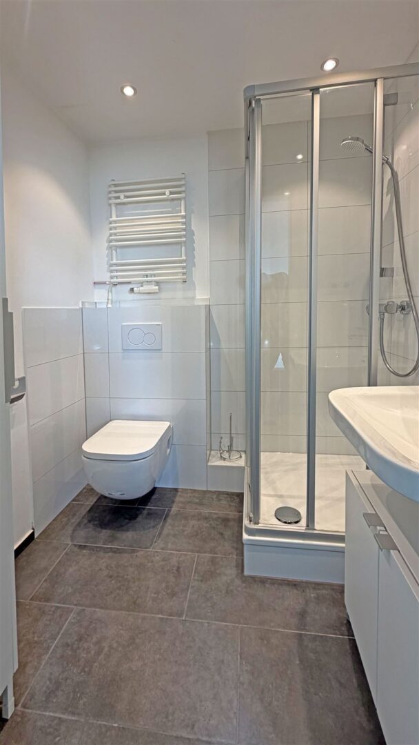 Immobilien-Richter: Neu-möblierte Mietwohnung in Top-Lage von Düsseldorf-Pempelfort (Apt. 16) 56 Bad mit Dusche