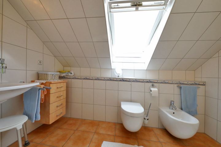 Bad mit Dusche und Fenster