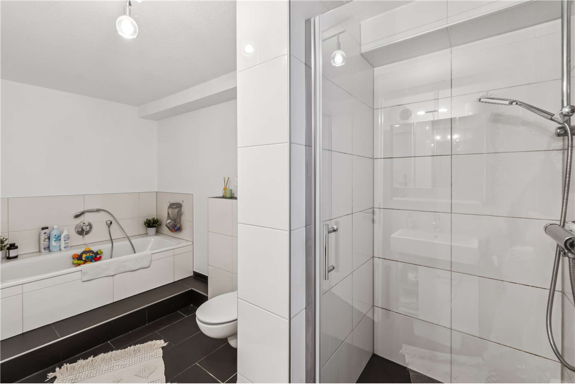 Bad mit Wanne und Dusche