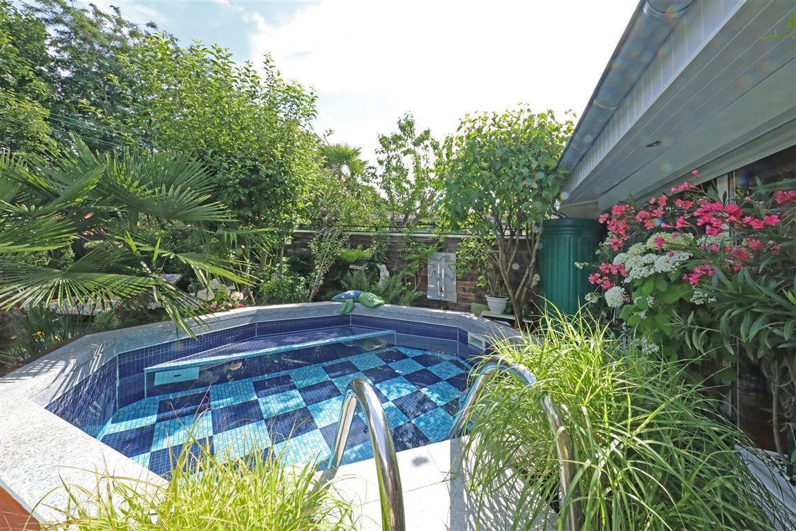 Garten mit Pool