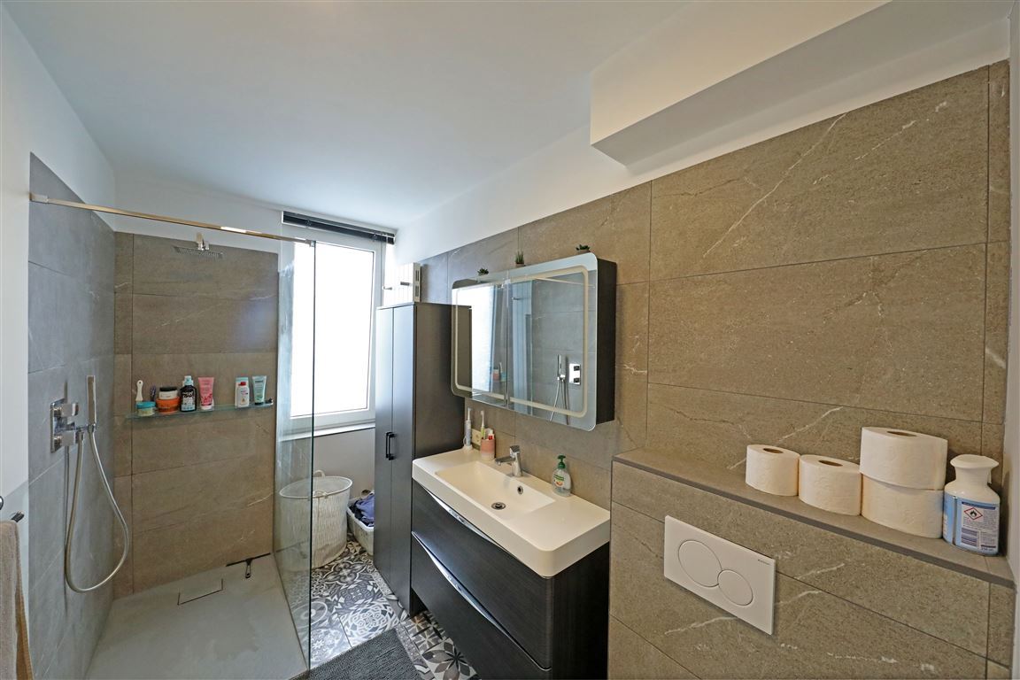 Immobilien-Richter.net Bad mit Dusche und Fenster