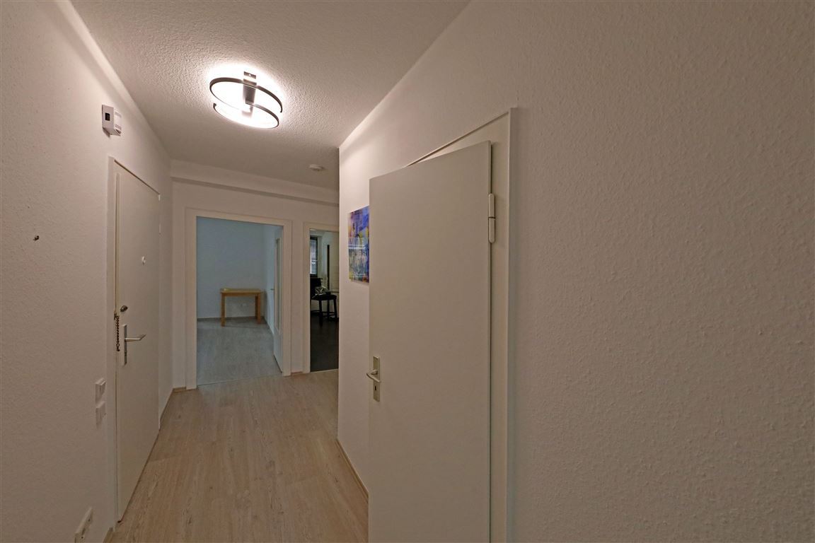 Wohnungsflur mit Eingang zum Wannenbad