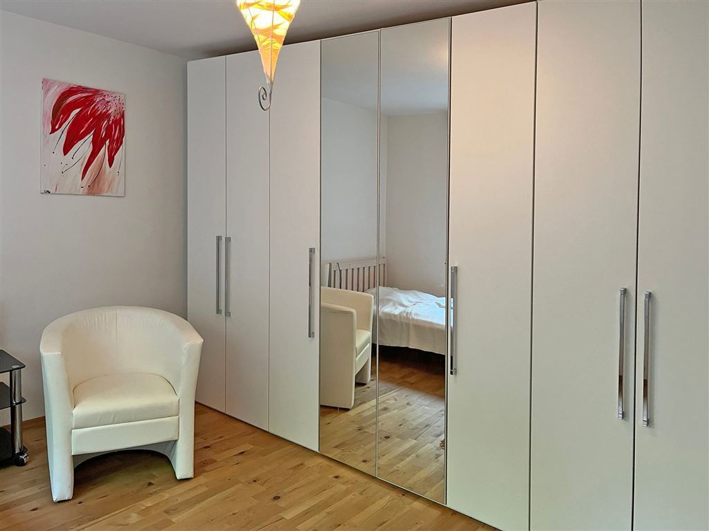 Kleiderschrank mit Spiegel