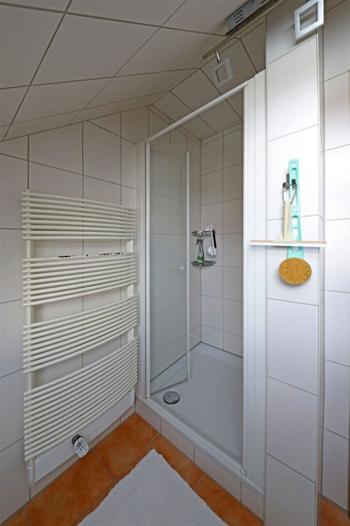 Modernes Bad mit Dusche und Fenster