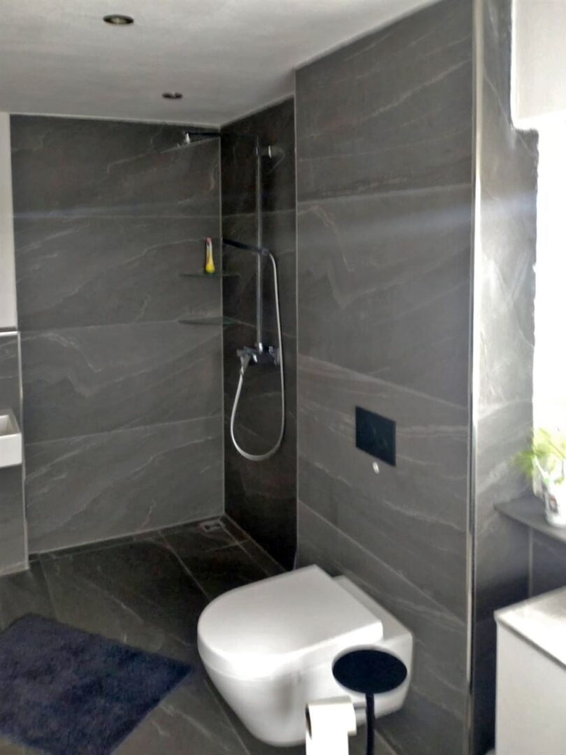 Bad mit Dusche und Fenster