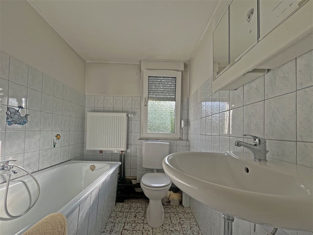 Bad mit Wanne und Fenster