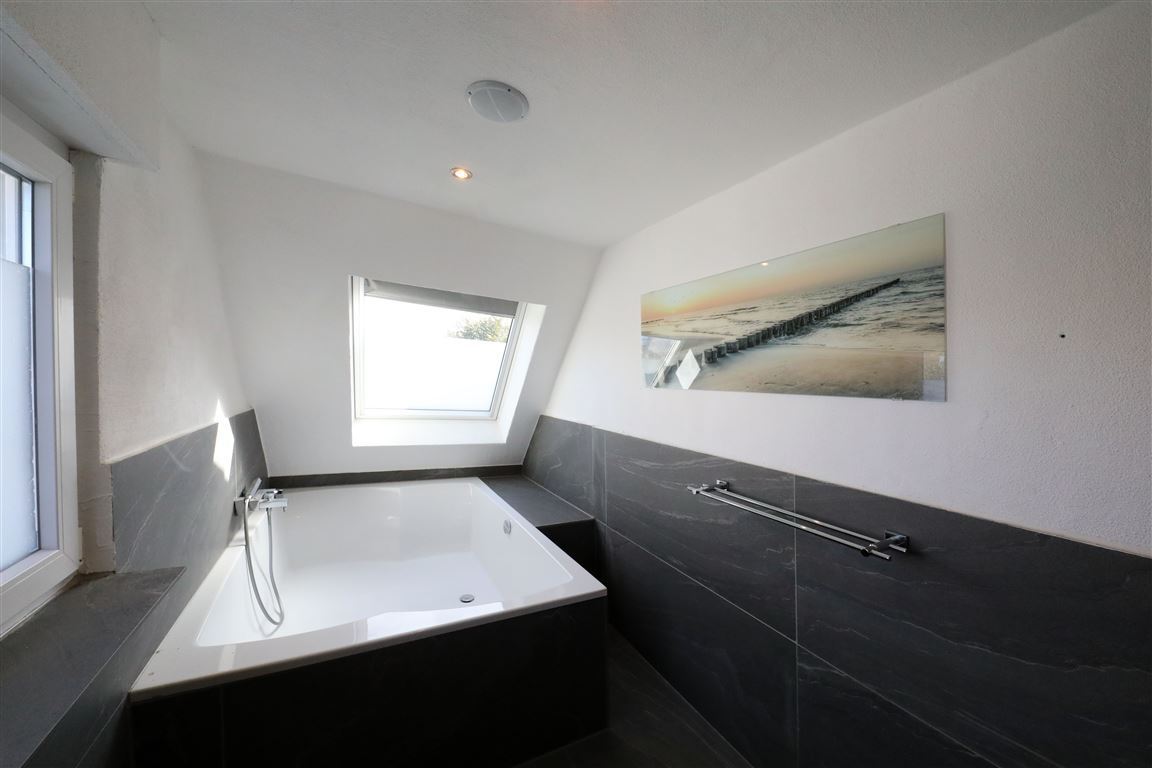 1.OG Bad mit Dusch, riesen Wanne und Fenster