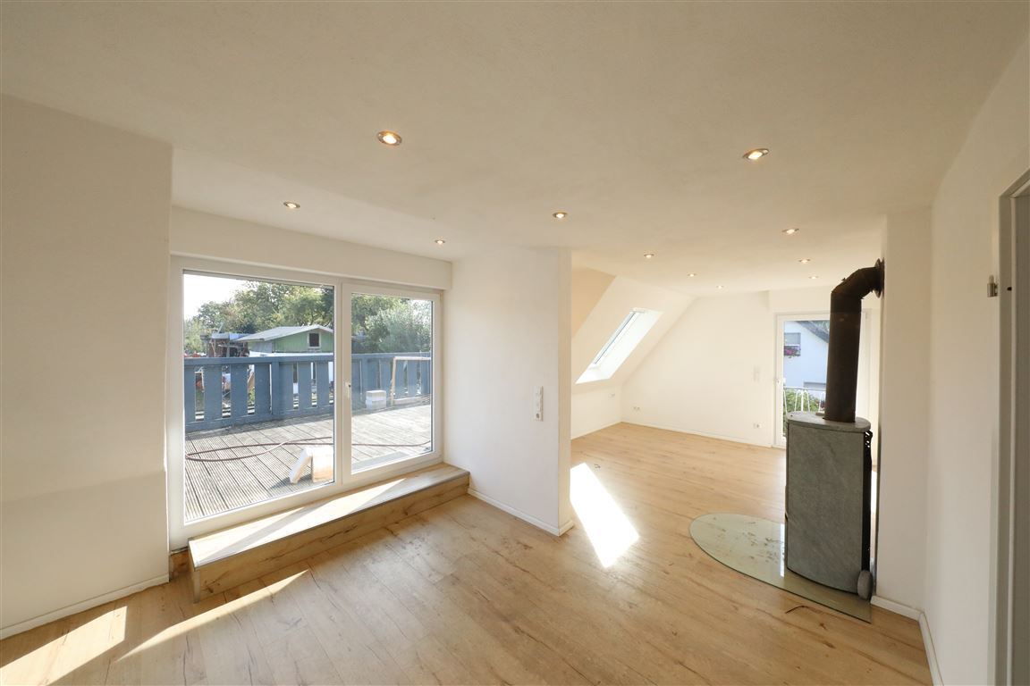 1. OG Wohnzimmer Kamin und mit Terrasse