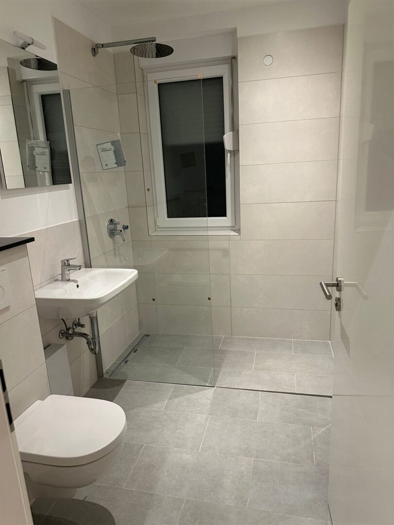 Bad mit Fenster und Dusche, EG