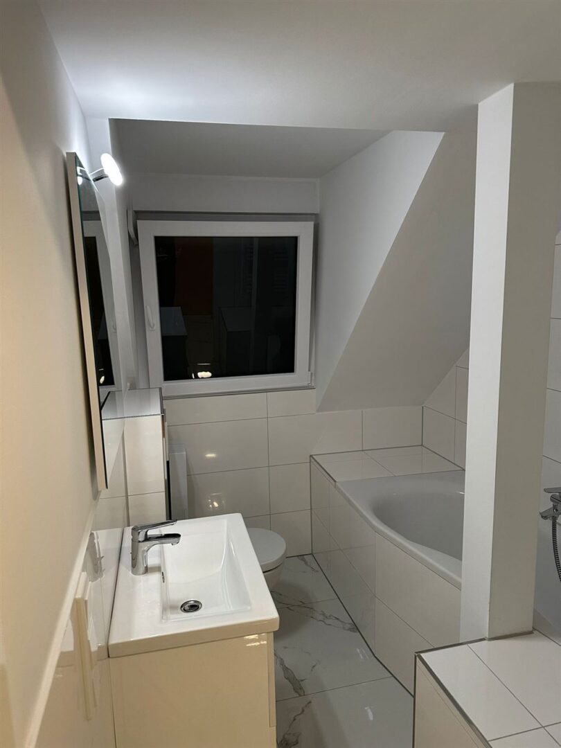 Bad mit Wanne und Fenster 2. OG
