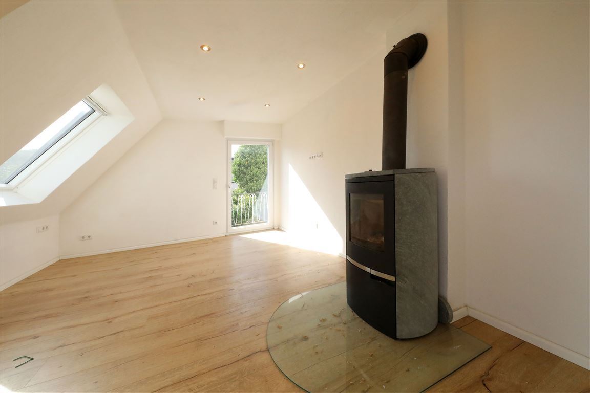 1. OG Wohnzimmer Kamin und mit Terrasse