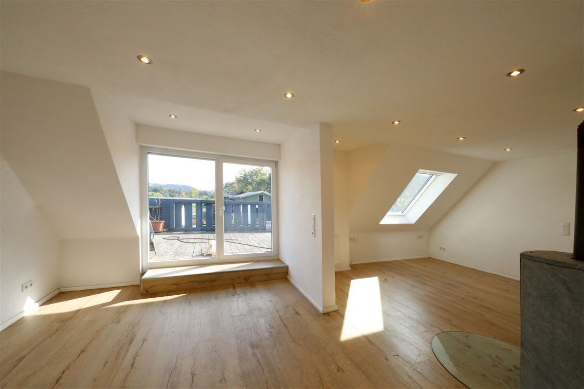 1. OG Wohnzimmer Kamin und mit Terrasse