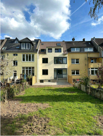 Hausrückansicht mit Terrasse und Garten
