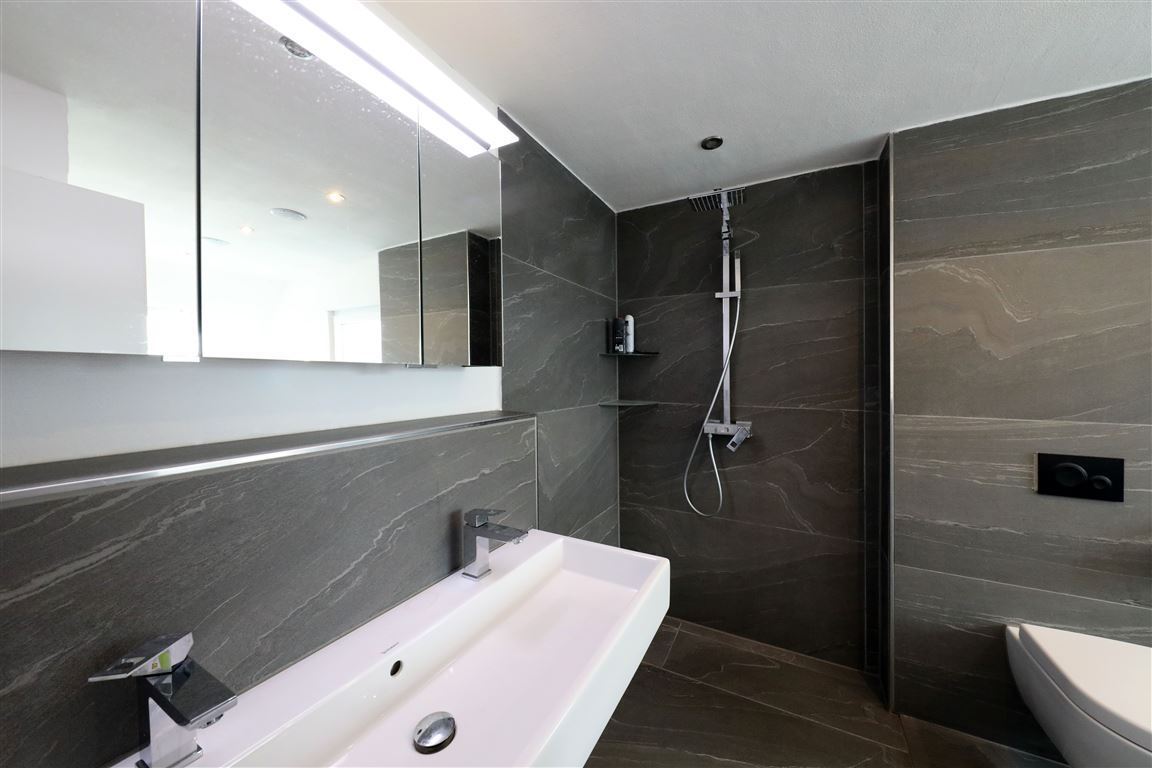 1.OG Bad mit Dusch, riesen Wanne und Fenster