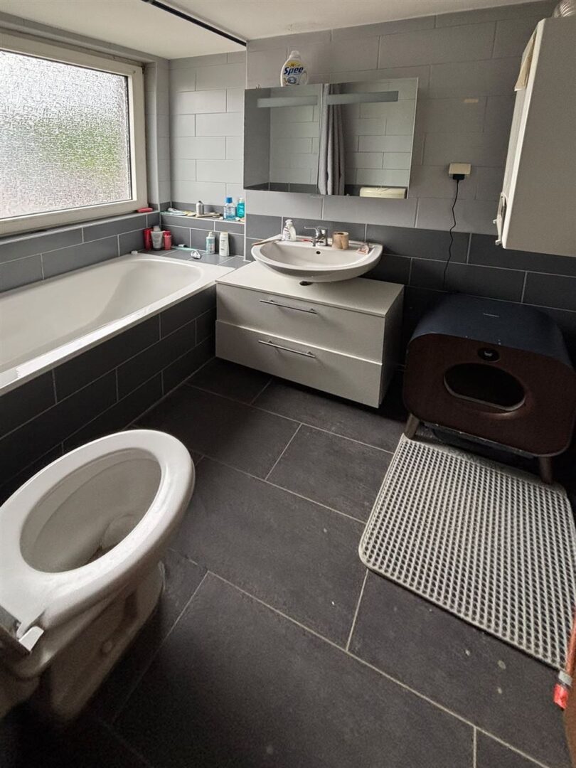 Badezimmer mit Badewanne/Dusche