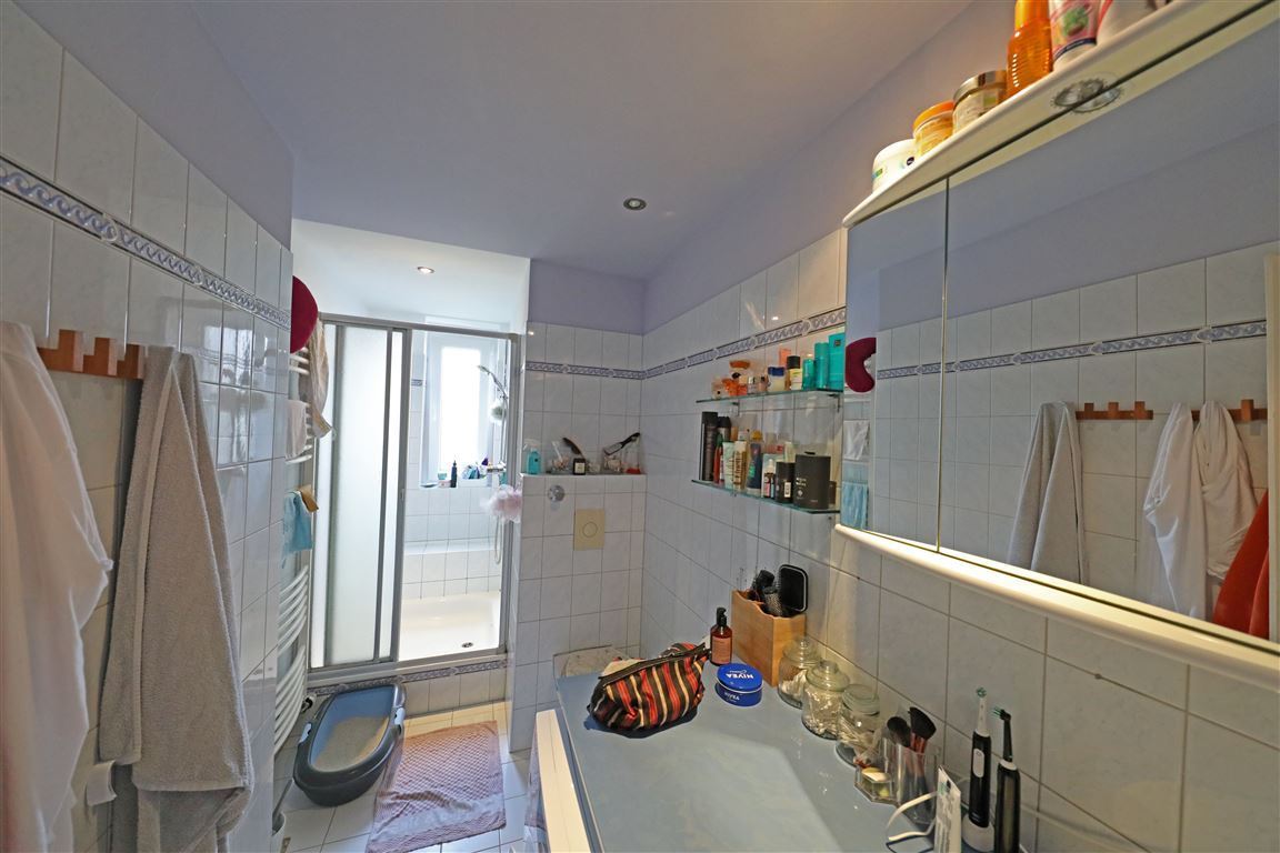 Bad mit Dusche und Fenster