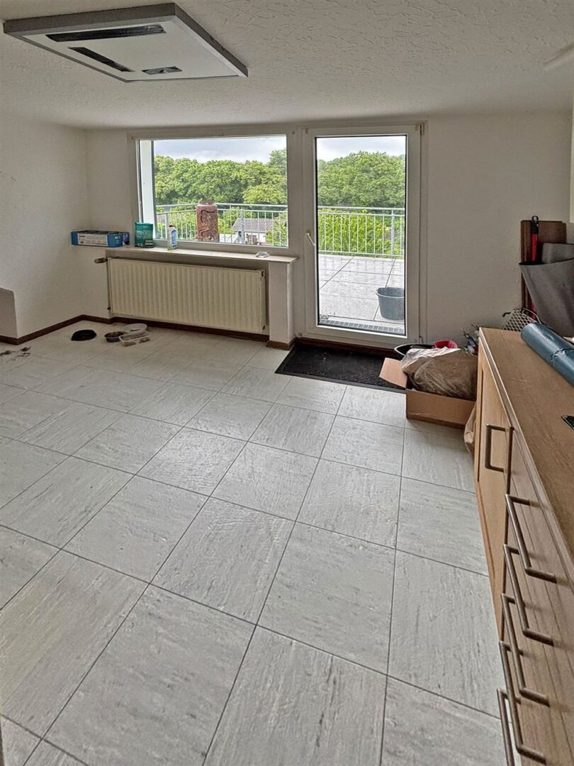 Küche inklusive Einbauküche mit Tür zur Terrasse